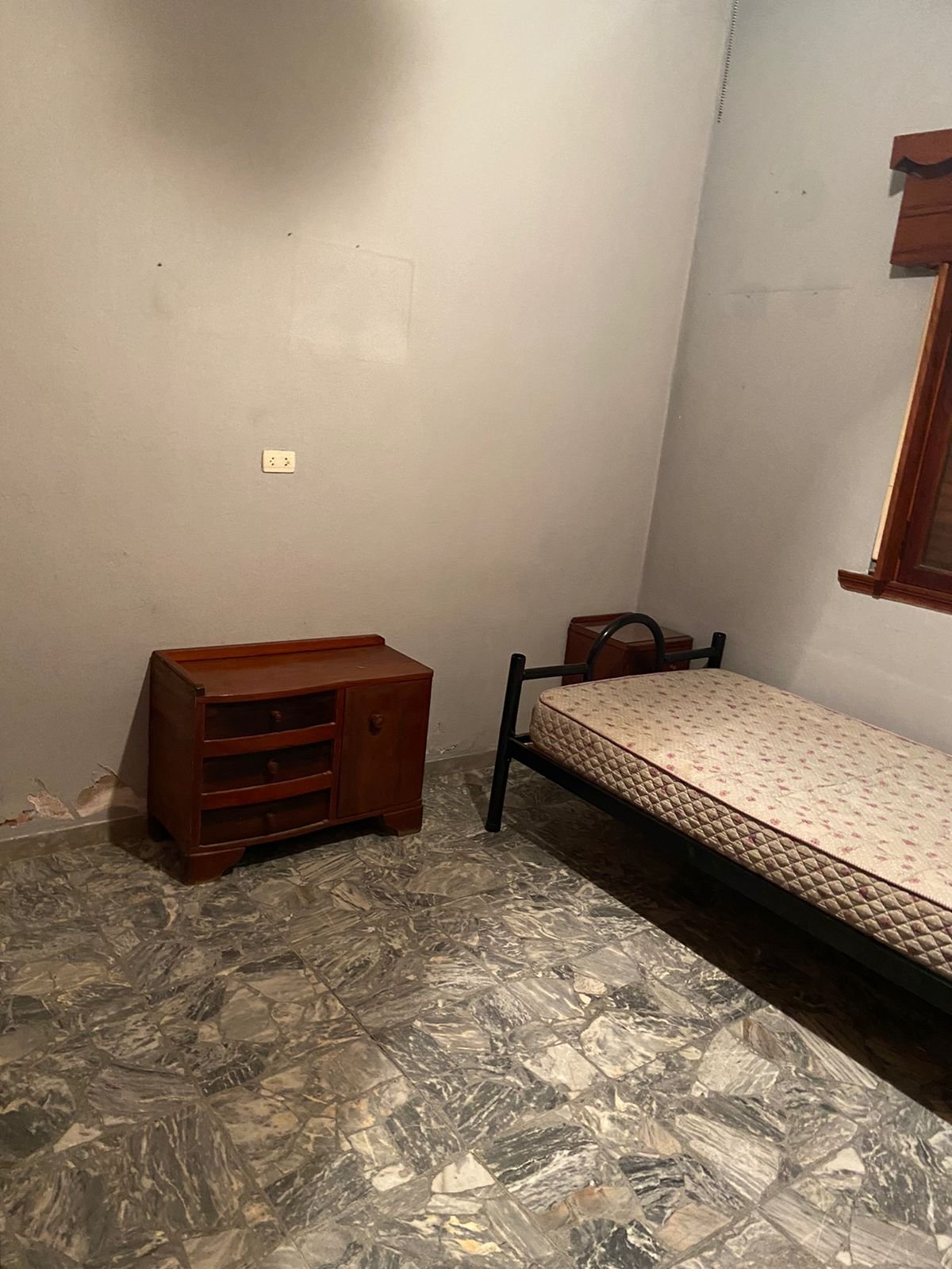 CASA EN 841 ENTRE 892 Y 891